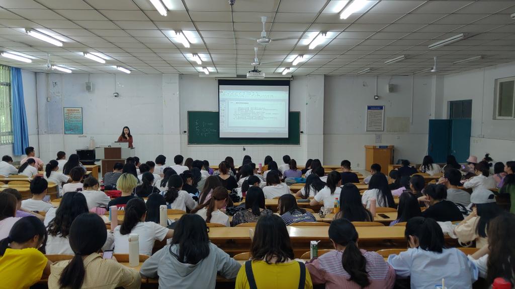 助学贷款及奖助学金政策宣讲图片